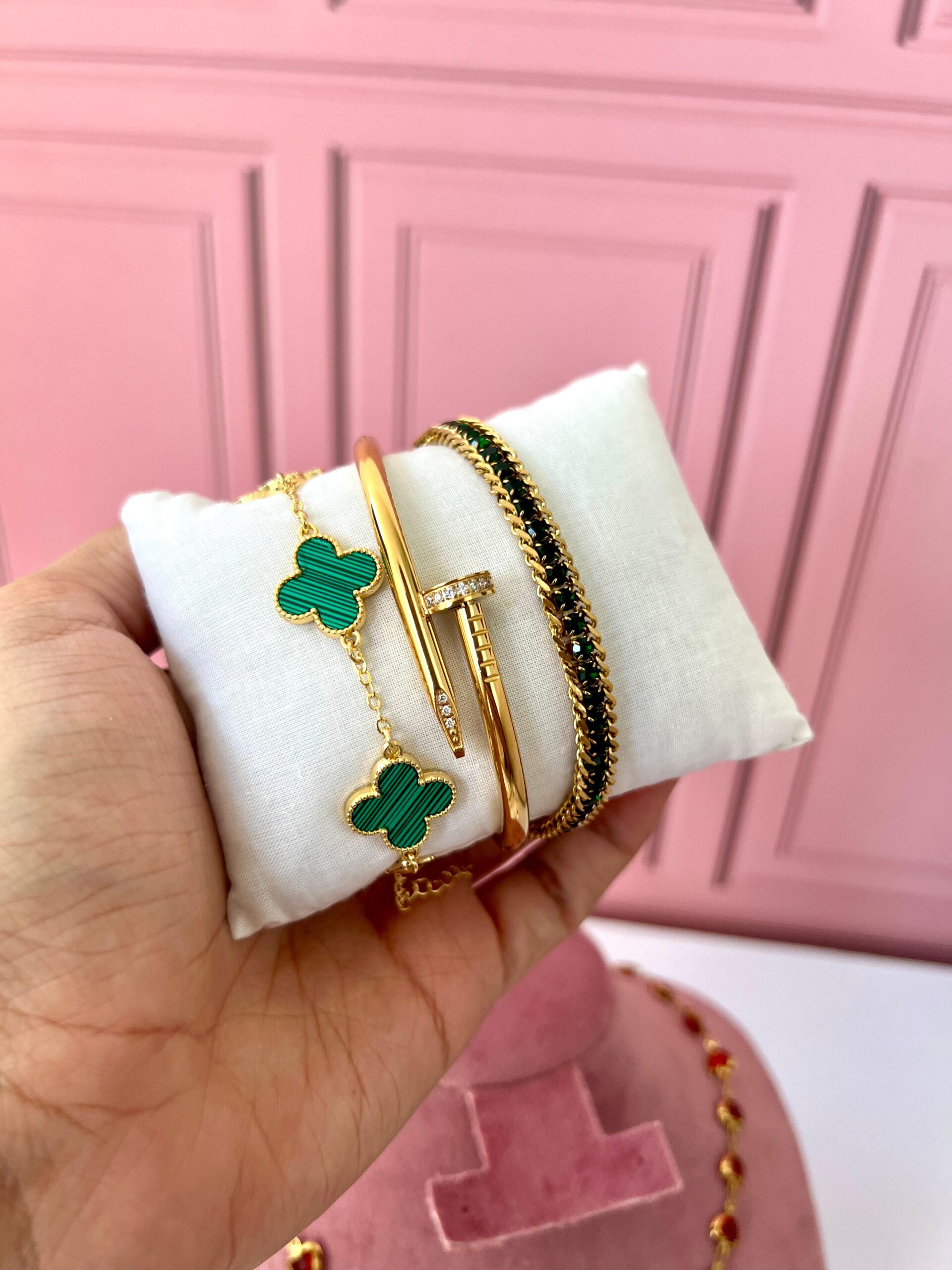 Set Trío de Brazaletes con Baño Dorado: Floral, Minimalista y Texturizado