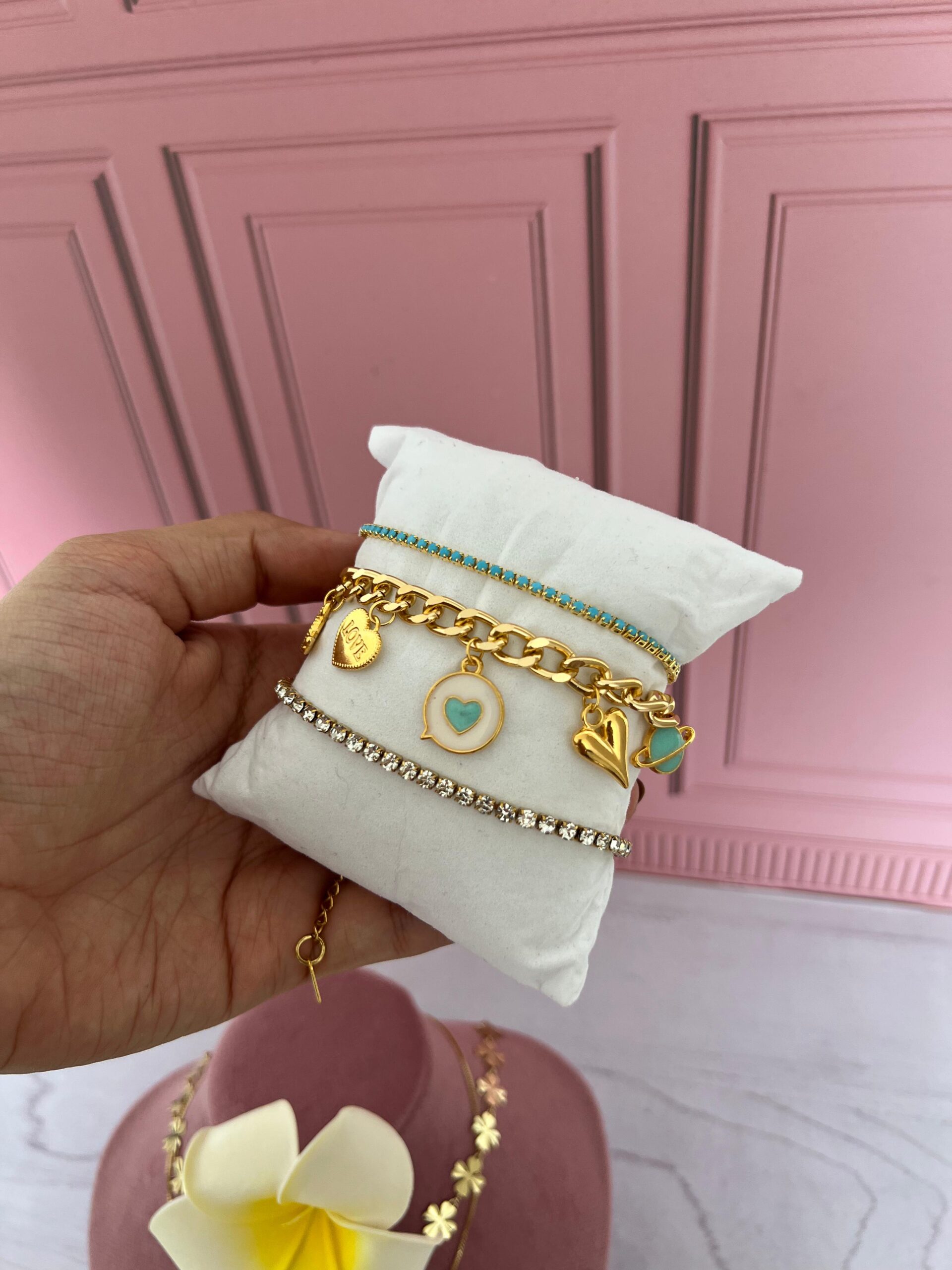 Collar dorado con flores