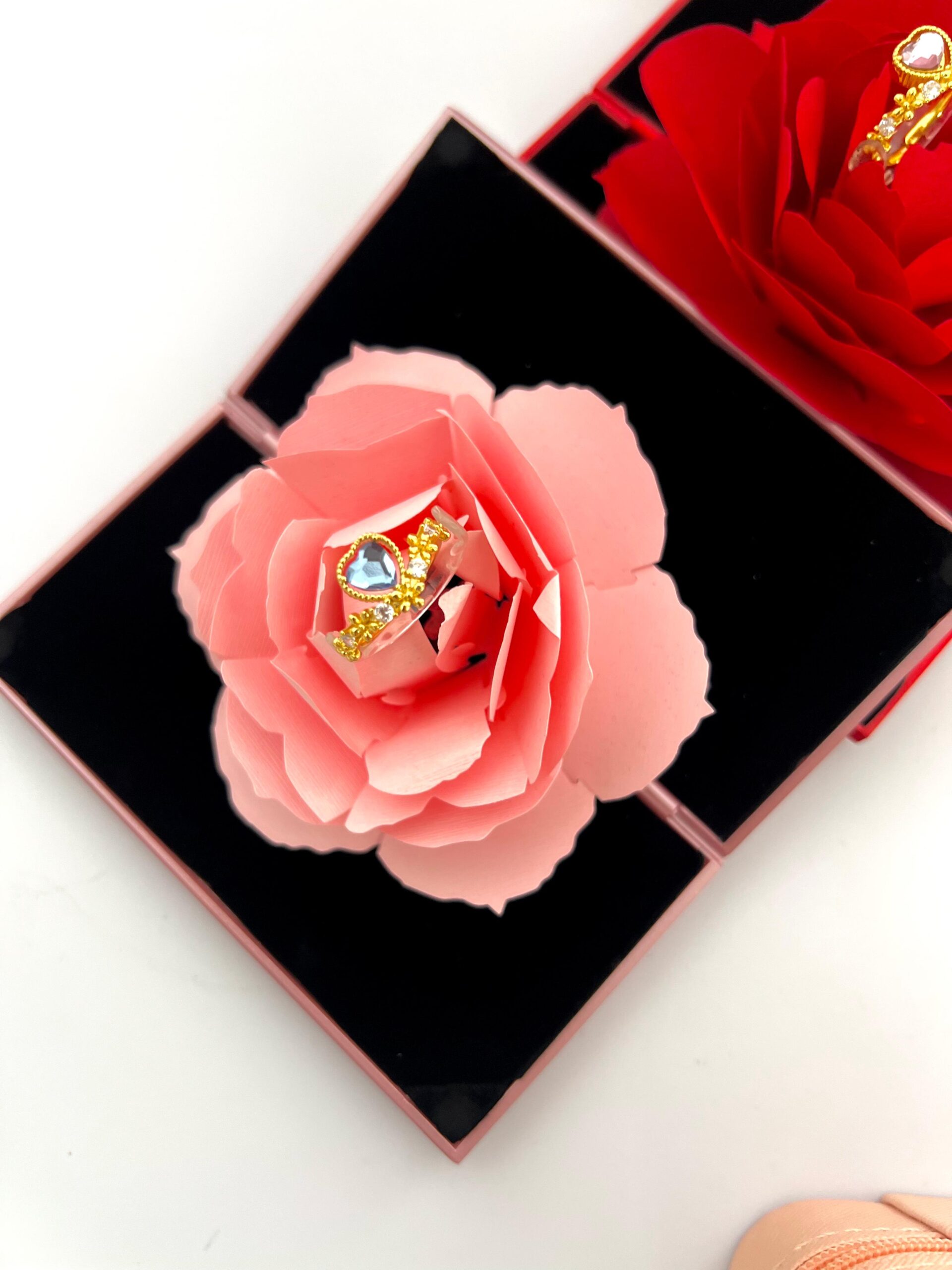 Anillo con corazón de piedra